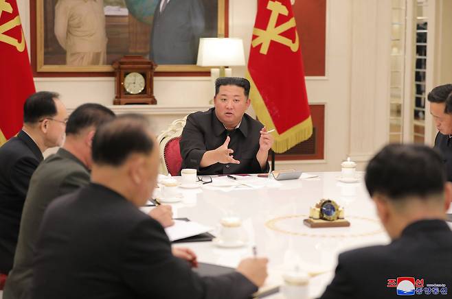 North Korean leader Kim Jong-un (C) convened a meeting of the Presidium of the Political Bureau of the Central Committee of the Workers‘ Party of Korea at the headquarters of the Central Committee in Pyongyang on Tuesday, in this photo released by the state-run media 　Korean Central News Agency.(Yonhap)