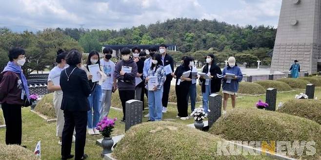 전남 각급 학교 학생회와 학교연합회 회원들은 국립 5‧18민주묘지를 찾아 참배와 헌화로 5‧18 정신을 되새겼고, 추모 현수막을 학교 정문에 게양했다.[사진=전남교육청]