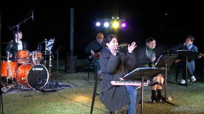 청양군 작년 주말 관광지 버스킹 공연 장면.