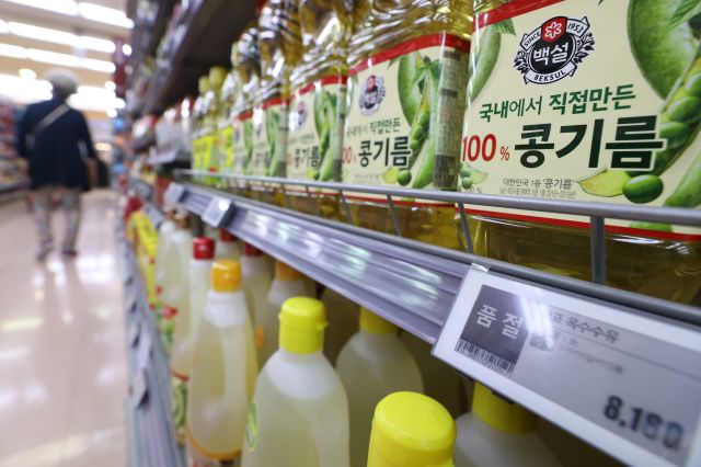 15일 서울의 한 대형마트에 판매 중인 일부 식용유 제품이 품절됐다. 연합뉴스