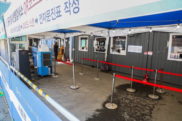 지난 16일 오전 서울 중구 서울역 코로나19 선별검사소가 한산한 모습. [사진 출처 = 연합뉴스]