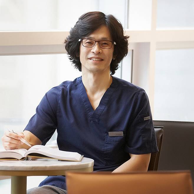 최명석 CF의원 대표원장이 최근 미국에서 특허를 등록·취득한 '국소지방 파괴법·국소지방 파괴용 저장성 용액'에 대해 설명하고 있다.