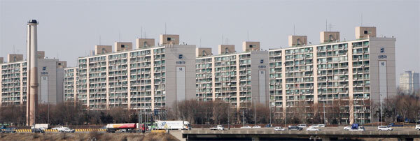 서울 지역 주택을 매입한 비거주자 비중이 처음 30%를 넘어섰다. 특히 용산은 타 지역 거주자의 매입 비중이 40%로 가장 높았다. 사진은 용산 아파트 전경. [매경DB]