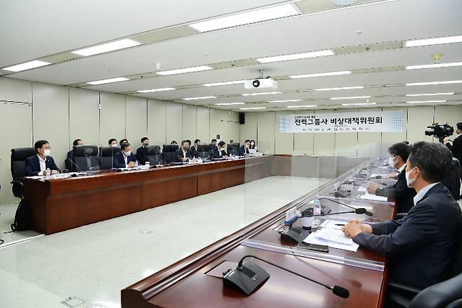 한국전력이 18일 전력그룹사 비상대책위원회를 가동했다. 비상대책위원회 긴급 회의 모습. /사진=한전 제공