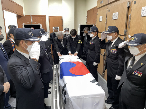 대한민국무공수훈자회 장례의전 선양단 회원들이 17일 서울대병원에서 열린 고 정창희(103) 대한민국학술원회원 장례식에서 국가유공자 장례의전을 진행하고 있다. 대한민국무공수훈자회 제공