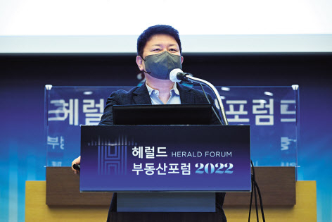 17일 서울 중구 대한상공회의소에서 ‘새 정부의 부동산정책 방향’을 주제로 열린 ‘헤럴드 부동산포럼 2022’에서 홍춘욱 EAR리서치 대표가 주제발표를 하고 있다. 임세준 기자