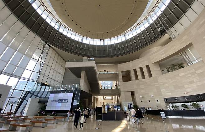 청와대 대신 용산에 집무실을 마련한 윤석열 대통령이 오는 21일 조 바이든 미국 대통령과 정상회담을 한 뒤 진행할 공식만찬 장소로 국립중앙박물관이 낙점됐다. 대통령실은 21일 오후 7시부터 우리 측 50명, 미국 측 30명이 참가하는 공식만찬을 국립중앙박물관에서 한다고 18일 밝혔다. 사진은 국립중앙박물관 상설전시관 로비.[연합]