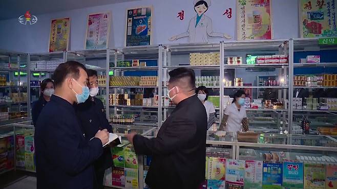 [서울=뉴시스] 북한 조선중앙TV는 17일 김정은 북한 국무위원장이 지난 15일 평양의 약국을 방문해 현지 지도하는 모습을 보도했다. (사진=조선중앙TV 캡쳐) 2022.05.17. photo@newsis.com *재판매 및 DB 금지