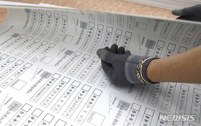 [파주=뉴시스] 권창회 기자 = 제8회 전국동시지방선거를 2주 앞둔 18일 오전 경기 파주시 한 인쇄업체에서 관계자들이 서울시장 선거 투표용지 출력 및 점검을 하고 있다.(공동취재사진) 2022.05.18. photo@newsis.com