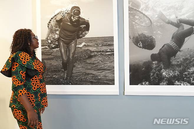[서울=뉴시스] 주나이지리아한국문화원이 제주특별자치도와 오는 27일까지 문화원 내 전시실에서 제주해녀문화 전시회를 연다. 사진은 전시 관람 중인 관객. (사진=주나이지리아한국문화원 제공) 2022.05.18. photo@newsis.com *재판매 및 DB 금지