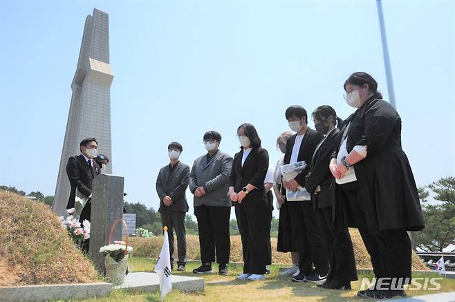 [광주=뉴시스] 이영주 기자 = 제42주년 5·18민주화운동 기념식이 열린 18일 오전 경북 경주 위덕대학교 총학생회 소속 학생 7명이 광주 북구 운정동 국립5·18민주묘지를 찾아 박금희 열사의 묘소를 참배하고 있다. 2022.05.18. leeyj278@newsis.com