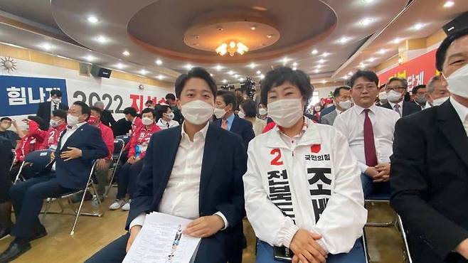 [전주=뉴시스] 국민의힘 전북도당 선거대책위원회는 18일 발대식을 갖고 6·1지방선거 본격적인 선거운동의 출범을 알렸다. 사진은 이준석 당대표(왼쪽)와 조배숙 전북지사 후보 모습. 2022.05.18 (사진= 국민의힘 전북도당 제공)  *재판매 및 DB 금지