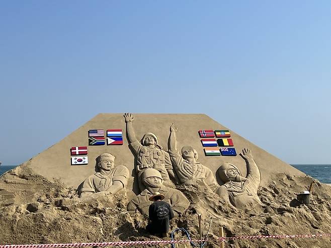 [부산=뉴시스] 호국영웅 형상화 작품 제작 모습. (사진=부산지방보훈청 제공) *재판매 및 DB 금지