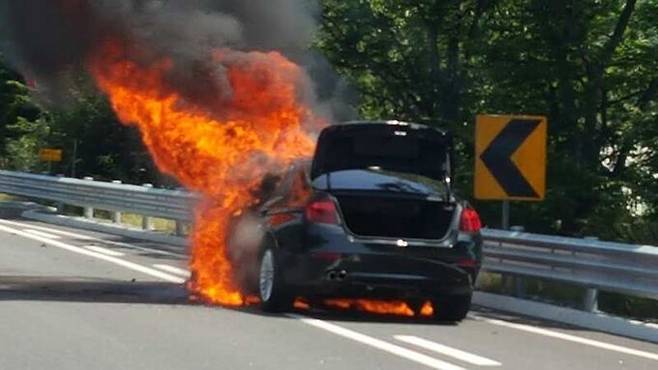 지난 2018년 주행 중 화재로 리콜 조치에 들어간 BMW 520d 승용차에서 화재가 발생한 모습. 연합뉴스