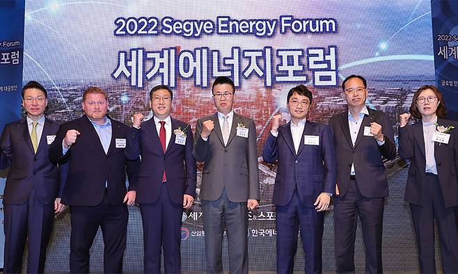 18일 서울 중구 더 플라자 호텔에서 열린 2022 세계에너지포럼에서 정희택 세계일보 사장을 비롯한 참석자들이 기념촬영을 하고 있다. (왼쪽부터) 김성우 김앤장 환경에너지연구소장, 라이언 러셀 미래에셋 글로벌대체투자본부장, 이상훈 한국에너지공단 이사장, 정희택 세계일보 사장, 류준우 (주)그리드위즈 사장, 김민수 한국남부발전(주) 그린뉴딜사업처장, 황정미 세계일보 편집인. 이재문 기자