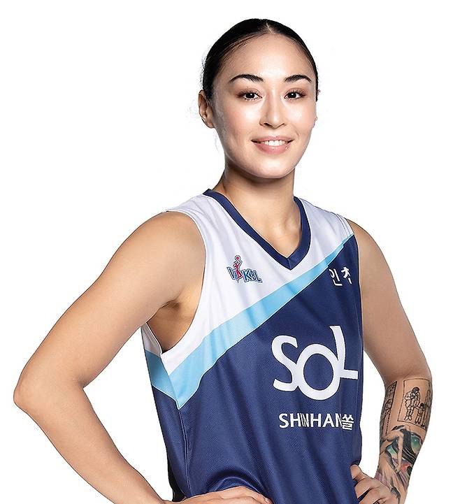 루마니아에 머물고 있어 아직 새 유니폼을 입지 못한 김소니아를 위해 신한은행이 합성한 사진. 신한은행 제공