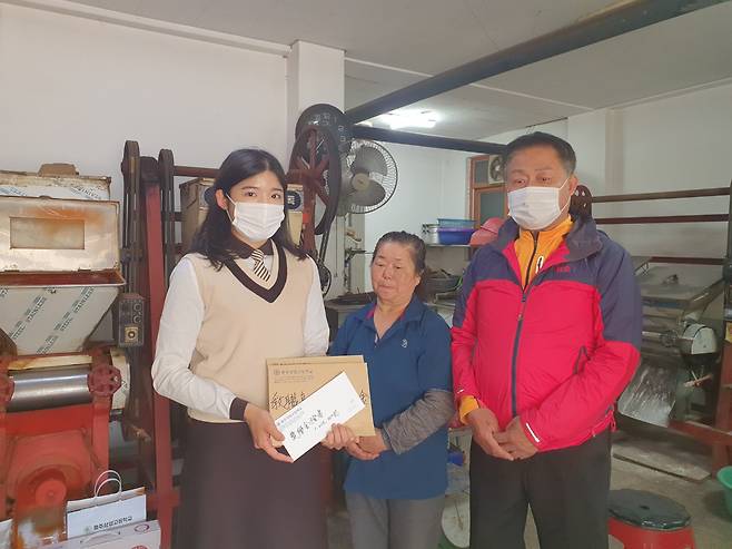 충주상고 신나래 학생회장(왼쪽)이 수막뇌염으로 쓰러진 박근영 학생의 조부모에게 성금을 전달하고 있다. 충북도교육청 제공