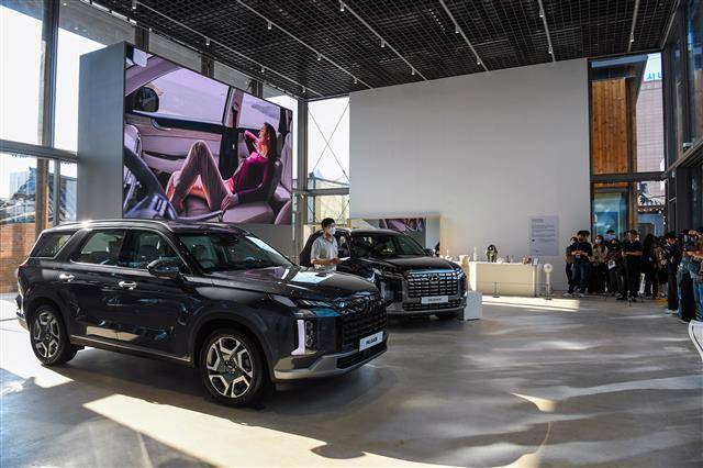 현대자동차가 서울 종로구 익선동 ‘루프스테이션 익선’에 마련한 ‘팰리세이드 하우스’에 부분변경돼 출시된 ‘더 뉴 팰리세이드’가 18일 전시돼 있다.현대차 제공