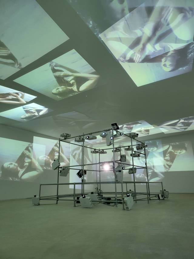 백남준의 '시스틴 채플'은 계속해서 화면이 변화하며 새로운 영상을 보여주는 게 특징이다. /사진제공=울산시립미술관