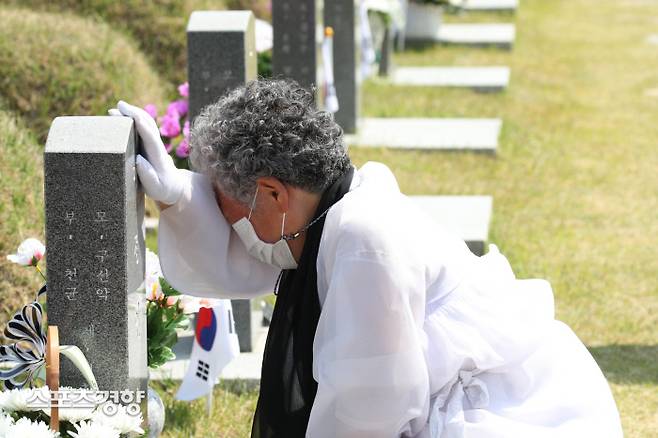 제42주년 5·18 민주화운동 기념일을 하루 앞둔 17일 오전 광주 북구 5·18 민주묘지에서 이정연 열사의 어머니 구선악 씨가 열사의 묘소 앞에서 오열하고 있다. 성동훈 기자