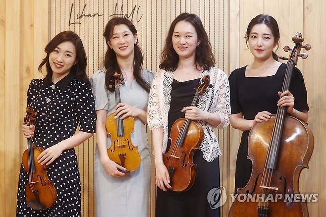 연합뉴스와 만난 에스메 콰르텟 (서울=연합뉴스) 진연수 기자 = 현악사중주단 에스메 콰르텟이 지난 17일 서울 서초구 리한아트홀에서 연합뉴스와 인터뷰에 앞서 포즈를 취하고 있다. 왼쪽부터 배원희, 하유나, 김지원, 허예은. 2022.5.18 jin90@yna.co.kr