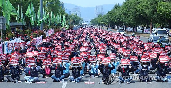 경남 동부지역 레미콘 총파업 돌입 (창원=연합뉴스) 한지은 기자 = 전국건설노동조합 경남건설기계지부 레미콘지회가 18일 경남도청 앞에서 열린 총파업 결의대회에서 손피켓을 들고 있다. 2022.5.18 contactje@yna.co.kr