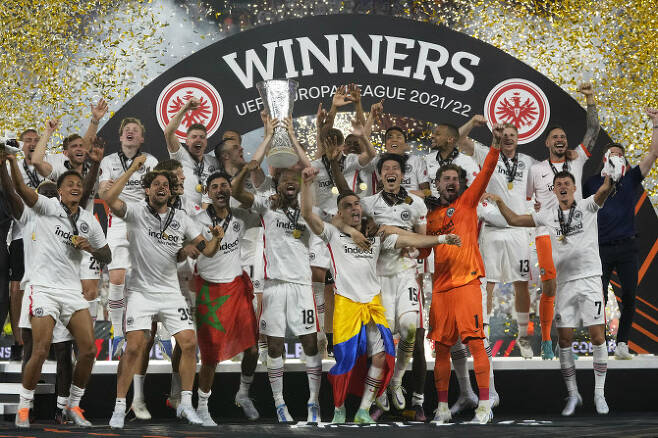 프랑크푸르느 선수들이 유로파리그 우승을 차지한 뒤 트로피를 들고 기뻐하고 있다. 사진=AP PHOTO