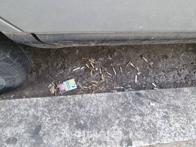 여의도한강시민공원에 있는 매점 뒤편에 있는 주차장에 담배꽁초와 담배곽 등이 버려져 있다. (사진=김형환 기자)