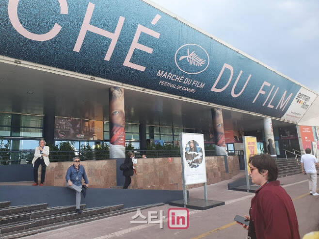 칸 영화제 행사장 입구 앞에 걸린 영화 ‘헤어질 결심’의 포스터. (사진=김보영 기자)