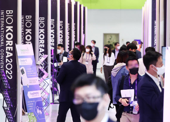 지난 11일 서울 강남구 코엑스에서 열린 보건산업 전시 ‘2022 바이오코리아’를 찾은 관람객들이 전시를 둘러보고 있다. (사진=연합뉴스)