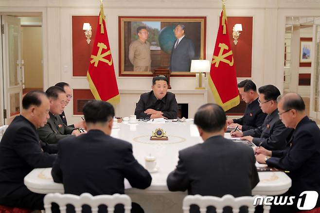 (평양 노동신문=뉴스1) = 김정은 북한 노동당 총비서가 17일 당 중앙위원회 정치국 상무위원회 회의를 진행했다고 당 기관지 노동신문이 18일 보도했다. 북한은 신종 코로나바이러스 감염증(코로나19) 확산 상황에 대해 '호전 추이'가 지속되고 있다고 주장했다. [국내에서만 사용가능. 재배포 금지. DB 금지. For Use Only in the Republic of Korea. Redistribution Prohibited] rodongphoto@news1.kr