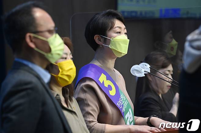 권수정 정의당 서울시장 후보가 지난 6일 서울 여의도 국회 소통관에서 서울 전면수정 1호 공약 발표 기자회견을 하고 있다. (공동취재)2022.5.6/뉴스1 © News1 허경 기자