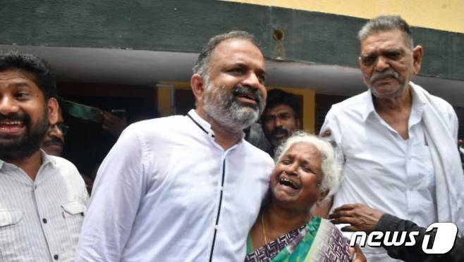 A. G. 페라리발란과 그의 어머니가 18일(현지시간) 그의 석방을 기뻐하고 있다.(더 힌두 캡처) © 뉴스1