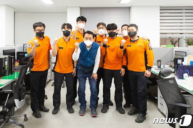 19일 6·1 지방선거 공식선거운동이 시작된 가운데 더불어민주당 이광재 후보가 원주소방서를 방문해 소방관들을 격려하고 있다.(이광재 후보 선거사무소 제공) 2022.5.19/뉴스1