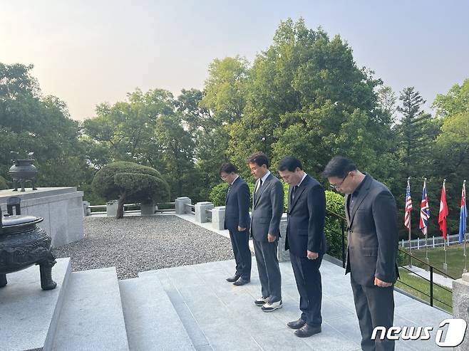 9일 6·1 지방선거 공식선거운동이 시작된 가운데 국민의힘 김진태 후보가 춘천 우두동 충렬탑을 방문해 참배하고 있다.(김진태 후보 선거사무소 제공) 2022.5.19/뉴스1