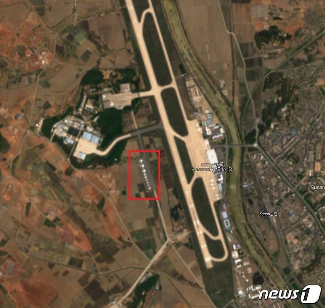 인공위성 '센티널-2'가 지난 15일 북한 평양 순안국제공항 남쪽 활주로 일대를 촬영한 위성사진. 빨간색 사각형 안에 항공기 9대가 계류 중인 모습이 보인다. (센티널허브 캡처) © 뉴스1