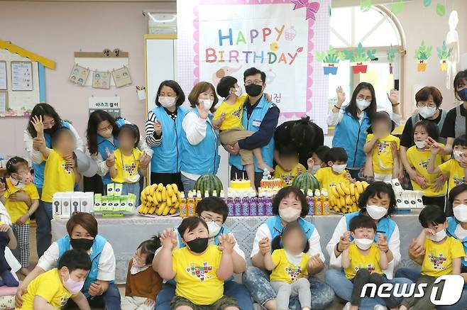 현대제철 당진제철소 임직원과 주부봉사단이 하람어린이집을 방문해 생일잔치 후 기념 촬영하고 있다.© 뉴스1