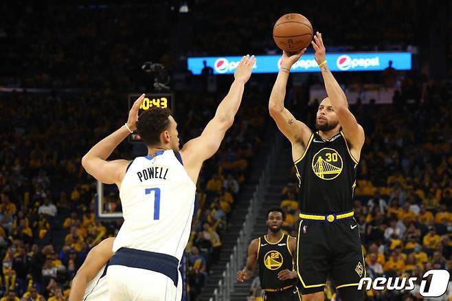 골든스테이트 워리어스 스테픈 커리가 19일(한국시간) 댈러스 매버릭스와의 NBA 플레이오프 서부 결승 1차전에서 슛을 시도하고 있다. © AFP=뉴스1