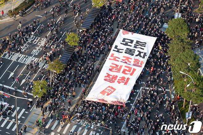 10.20 총파업에 돌입한 민주노총 조합원들이 20일 서울 서대문사거리에서 총파업 집회를 열고 자신들의 요구를 담은 대형현수막을 펼치고 있다. 2021.10.20/뉴스1 © News1 유승관 기자