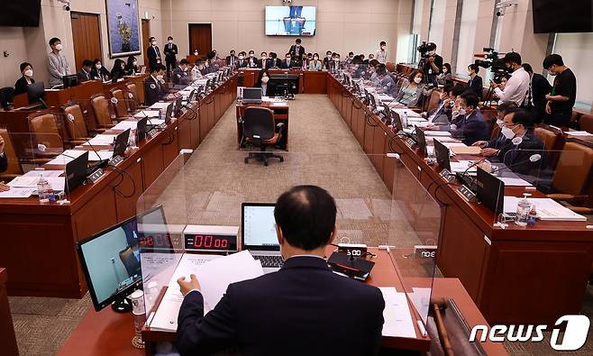 19일 서울 여의도 국회에서 산업통상자원중소벤처기업위원회 전체회의가 열리고 있다. (공동취재) 2022.5.19/뉴스1 © News1 유승관 기자