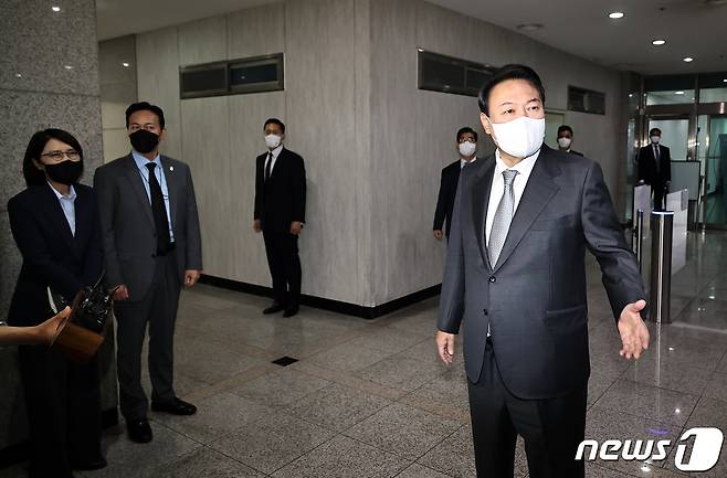 윤석열 대통령이 19일 오전 용산 대통령실 청사로 출근하며 취재진의 질문에 답하고 있다. (대통령실사진기자단) 2022.5.19/뉴스1 © News1 오대일 기자