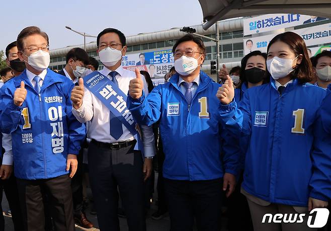 이재명 더불어민주당 총괄선거대책위원장, 박남춘 인천시장 후보, 윤호중·박지현 공동 비상대책위원장(왼쪽부터)이 19일 오전 인천 계양역 광장에서 시민들을 향해 엄지손가락을 들어보이고 있다. 2022.5.19/뉴스1 © News1 국회사진취재단