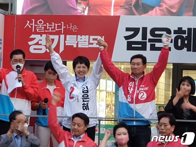 이상일 후보가 출정식에서 김은혜 경기지사 후보와 필승을 결의하고 있다.(후보측 제공) © News1 김