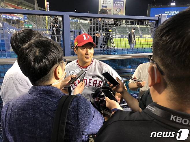 투수에서 야수로 전향한 SSG 외야수 하재훈© 뉴스1