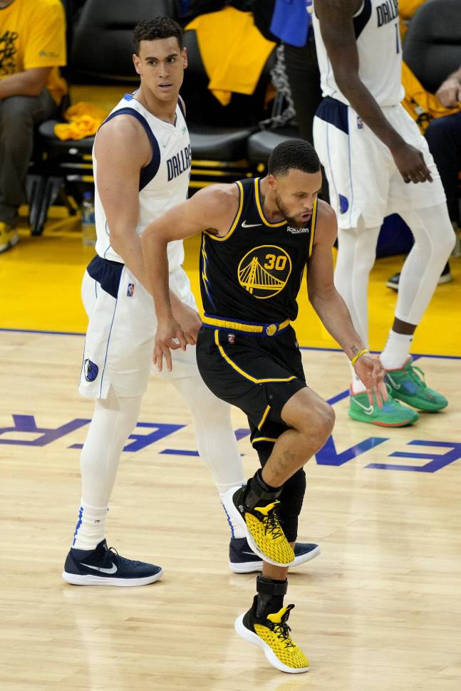 서부 콘퍼런스 댈러스 매버릭스와의 결승 1차전 3쿼터에 골든스테이트 워리어스 가드 스테펀 커리가 3점슛을 성공한 뒤 코트에서 기쁨의 춤을 추고 있다. 샌프란시스코|AFP연합뉴스