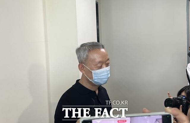 문재인 정부 시절 산업통상자원부(산업부) 산하 기관장들에게 사퇴를 압박한 의혹을 받는 백운규 전 장관이19일 검찰의 한양대 사무실 압수수색 직후 "법과 규정을 준수하며 업무를 처리했다"는 입장을 밝혔다. /최의종 기자