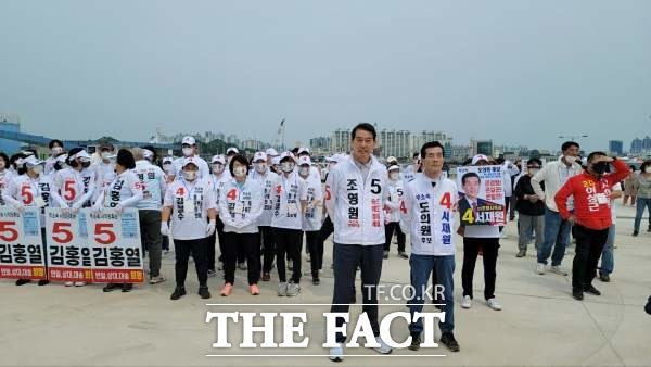 6.1 지방선거 공식 첫날 무소속 연대 후보들과 지지자들이 여당 국회의원이 무소속을 짓밟으려 한다며 항의 하고 있다./독자제공