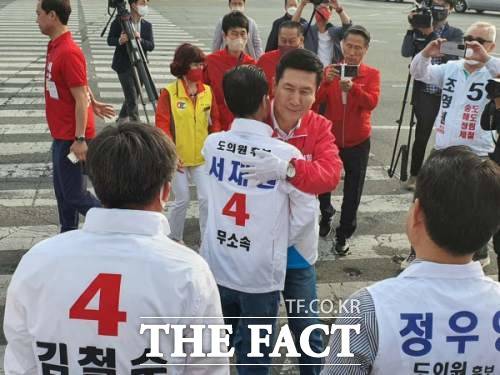 19일 선거 공식 첫날 남구 형산로터리에서 포항시장 3선에 도전하는 국민의 힘 이강덕 후보와 경북도의원 6선거구에 무소속으로 출마한 포항시의회 서재원 전의장이 뜨거운 포옹을 하고 있다./독자제공