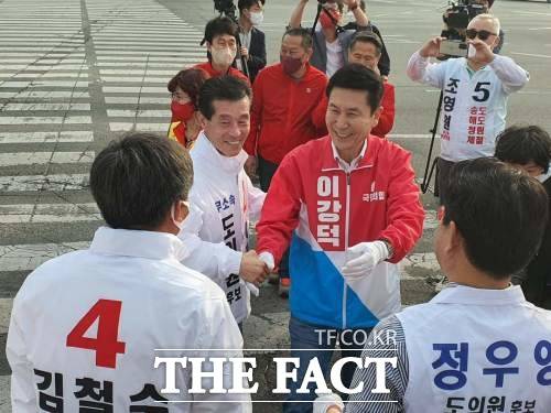 19일 선거 공식 첫날 남구 형산로터리에서 포항시장 3선에 도전하는 국민의 힘 이강덕 후보와 경북도의원 6선거구에 무소속으로 출마한 포항시의회 서재원 전의장이 뜨거운 포옹 후 격려의 악수를 나누고 있다./독자제공