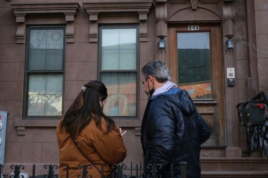 뉴욕 브루클린의 한 아파트 밖에 세입자가 서 있다. (출처=블룸버그)